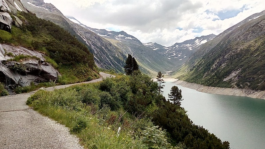 Cesta podél přehrady Zillergründl